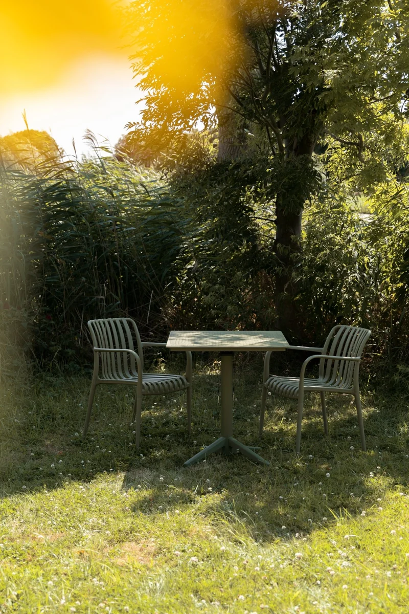 Chaise d'extérieur avec accoudoirs en plastique vert Cala - The Cool Republic