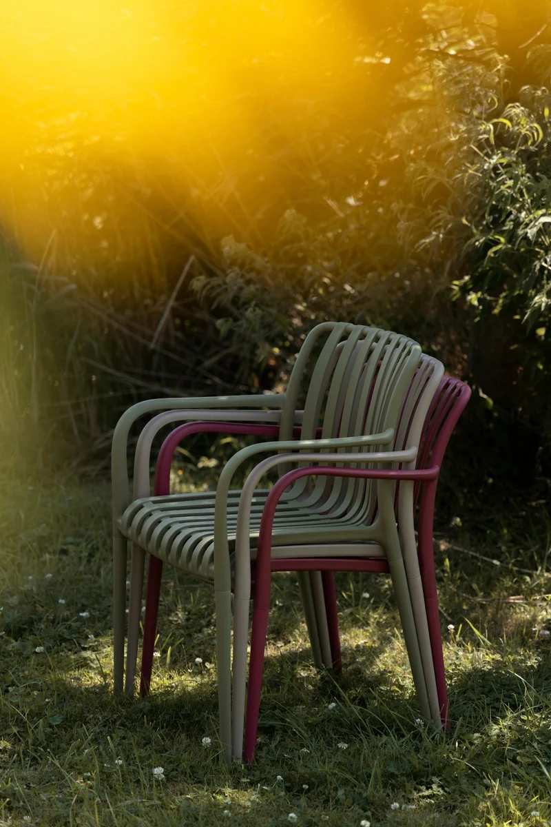 Chaise d'extérieur avec accoudoirs en plastique vert Cala - The Cool Republic