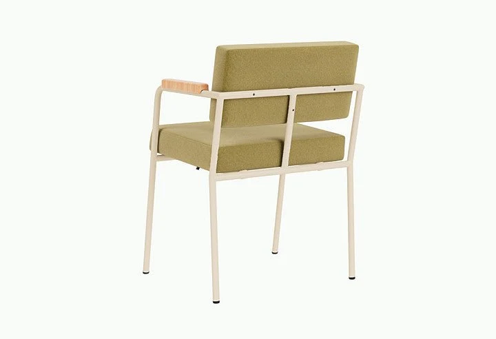 Chaise de salle à manger avec accoudoirs en acier beige et tissu vert pistache Monday - Fest Amsterdam