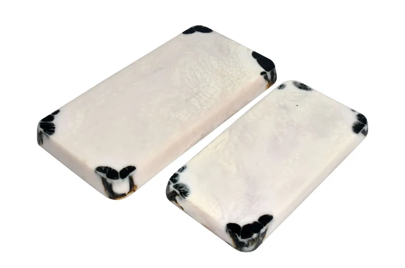 2 plateaux haut en résine noir et crème Rih - Versmissen