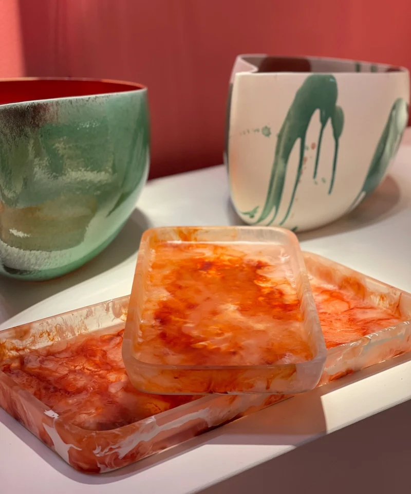 2 plateaux haut en résine rubis et crème Rih - Versmissen
