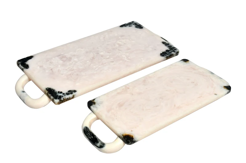 2 plateaux en résine noir et crème Rih - Versmissen