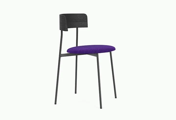 Chaise de salle à manger en hêtre noir mat et tissu violet Friday - Fest Amsterdam