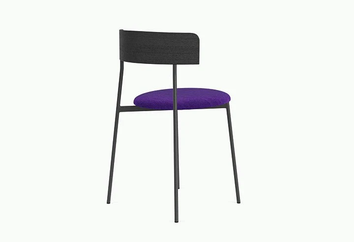 Chaise de salle à manger en hêtre noir mat et tissu violet Friday - Fest Amsterdam