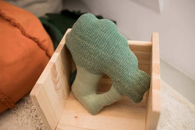 Lorena Canals Gestricktes Kissen Brucy the Broccoli