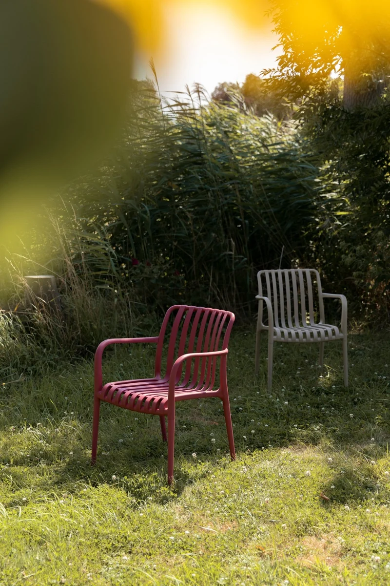 Chaise d'extérieur avec accoudoirs en plastique rouge Cala - The Cool Republic