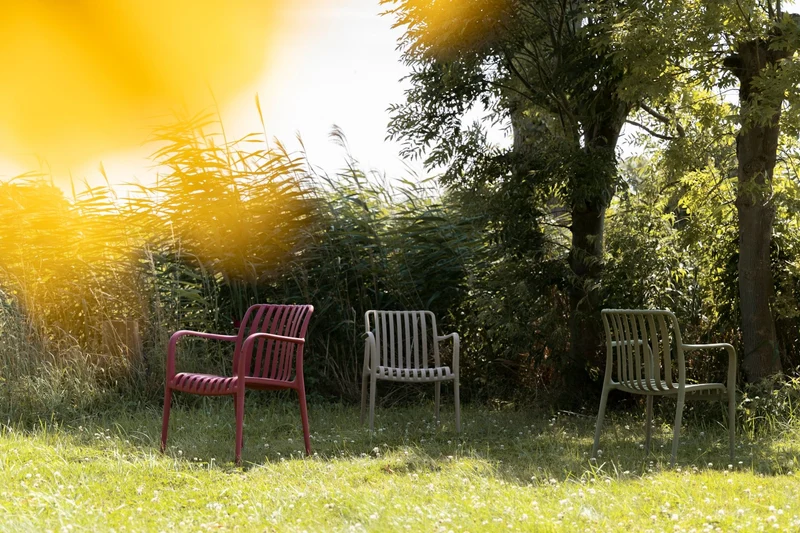Chaise d'extérieur avec accoudoirs en plastique rouge Cala - The Cool Republic