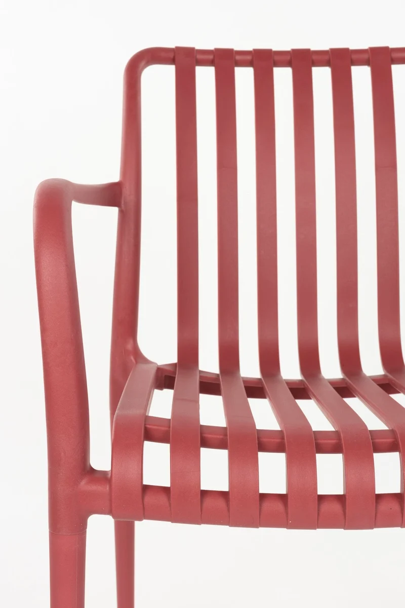 Chaise d'extérieur avec accoudoirs en plastique rouge Cala - The Cool Republic