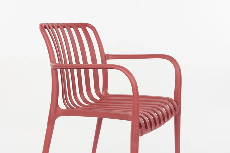 Chaise d'extérieur avec accoudoirs en plastique rouge Cala - The Cool Republic