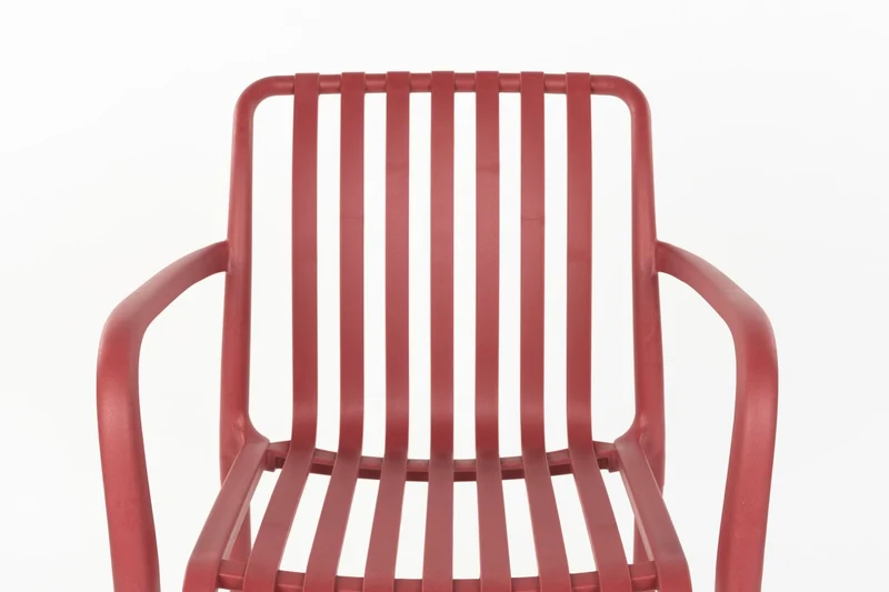 Chaise d'extérieur avec accoudoirs en plastique rouge Cala - The Cool Republic