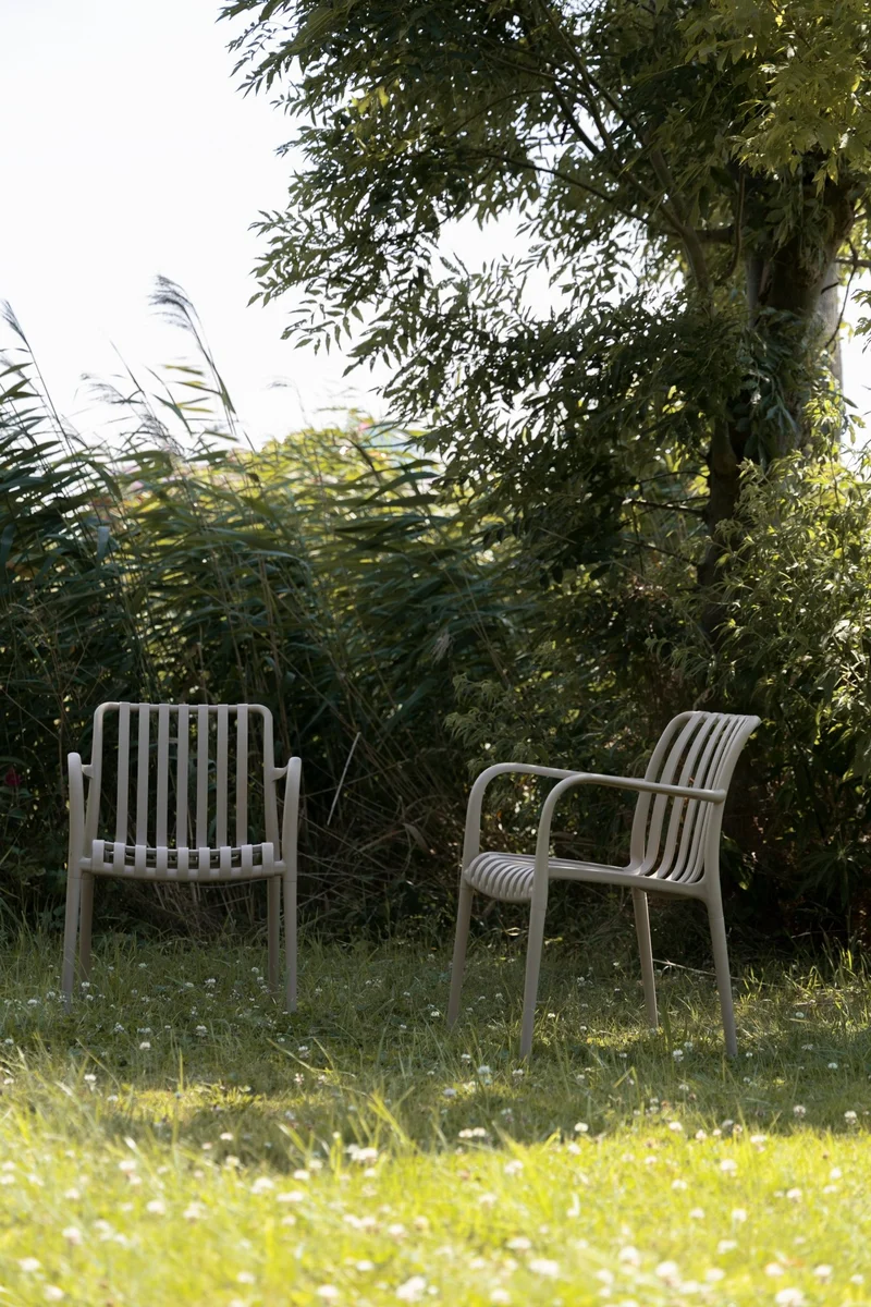 Chaise d'extérieur avec accoudoirs en plastique beige Cala - The Cool Republic