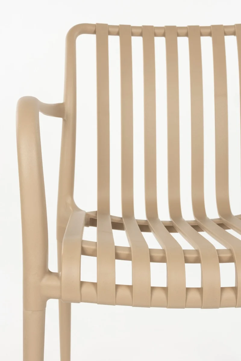 Chaise d'extérieur avec accoudoirs en plastique beige Cala - The Cool Republic