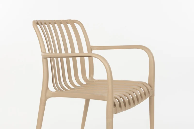 Chaise d'extérieur avec accoudoirs en plastique beige Cala - The Cool Republic