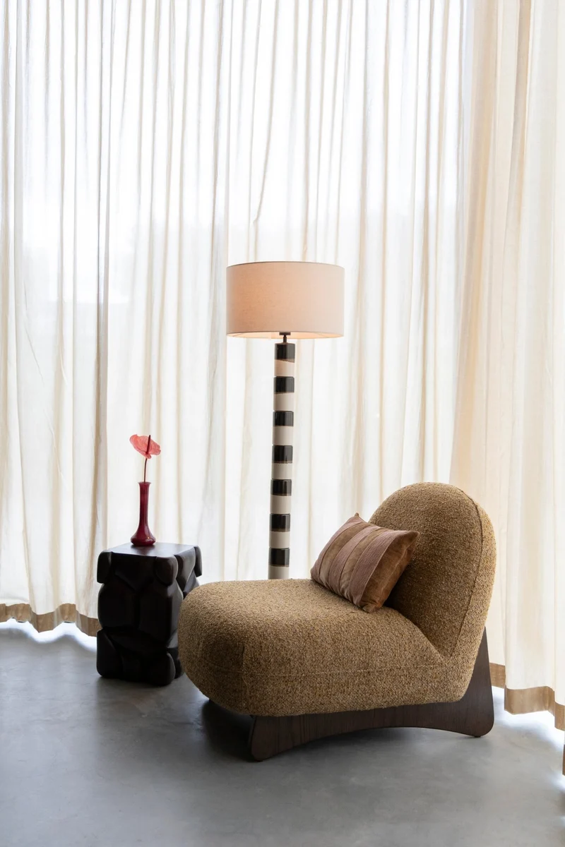 Fauteuil lounge en tissu marron et bois de frêne Loom - Dutchbone