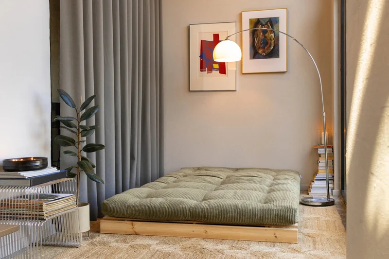 Canapé-lit en pin massif avec matelas marron foncé 140x200cm Roots - Karup