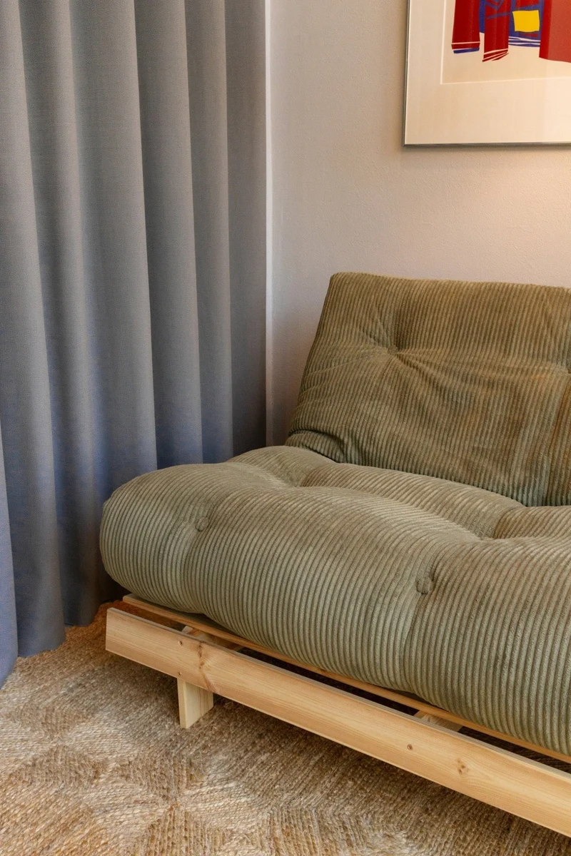 Canapé-lit en pin massif avec matelas marron foncé 90x200cm Roots - Karup