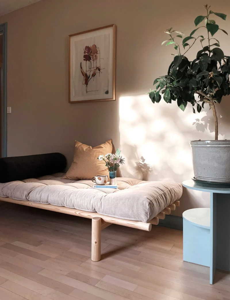 Lit de jour en pin massif avec matelas vert foncé 72x200cm Next - Karup Design