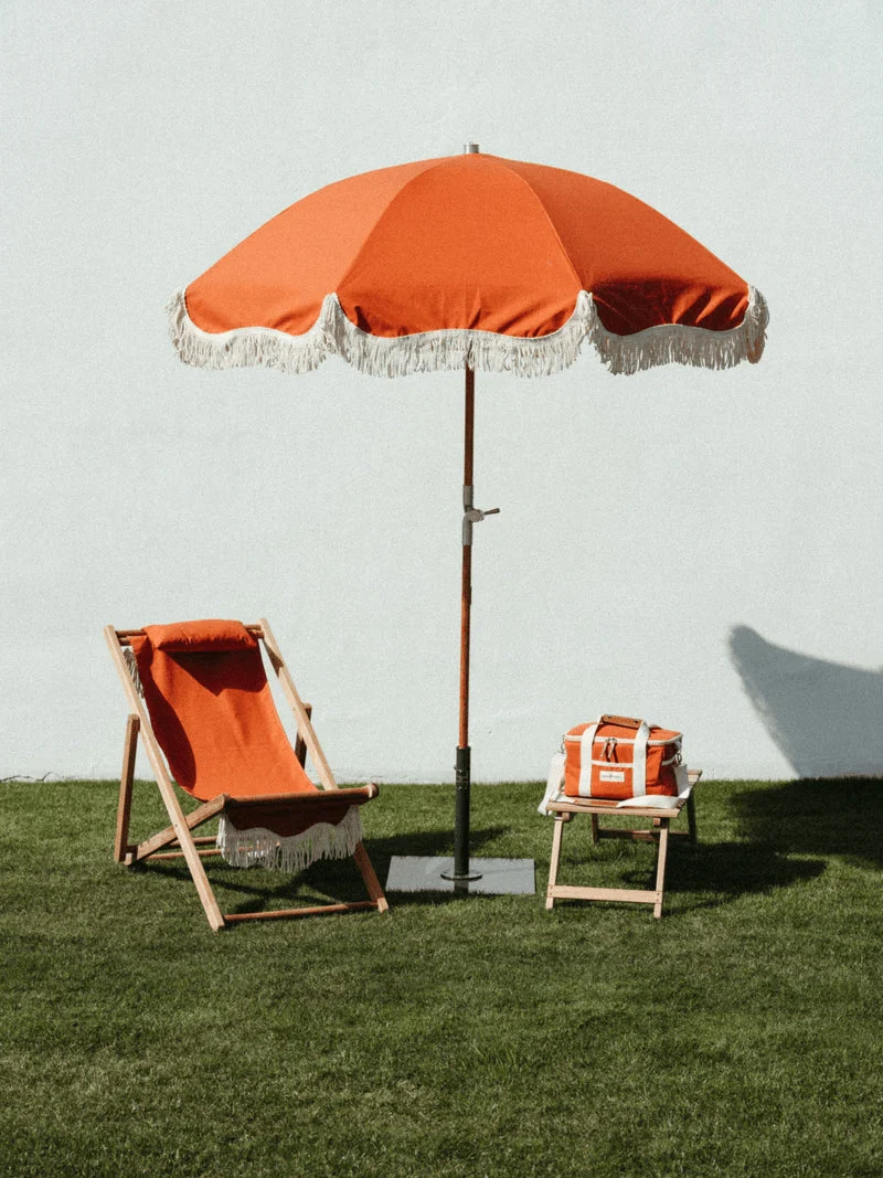 Chaise longue transat de jardin en bois et tissu orange The Sling - Business & Pleasure