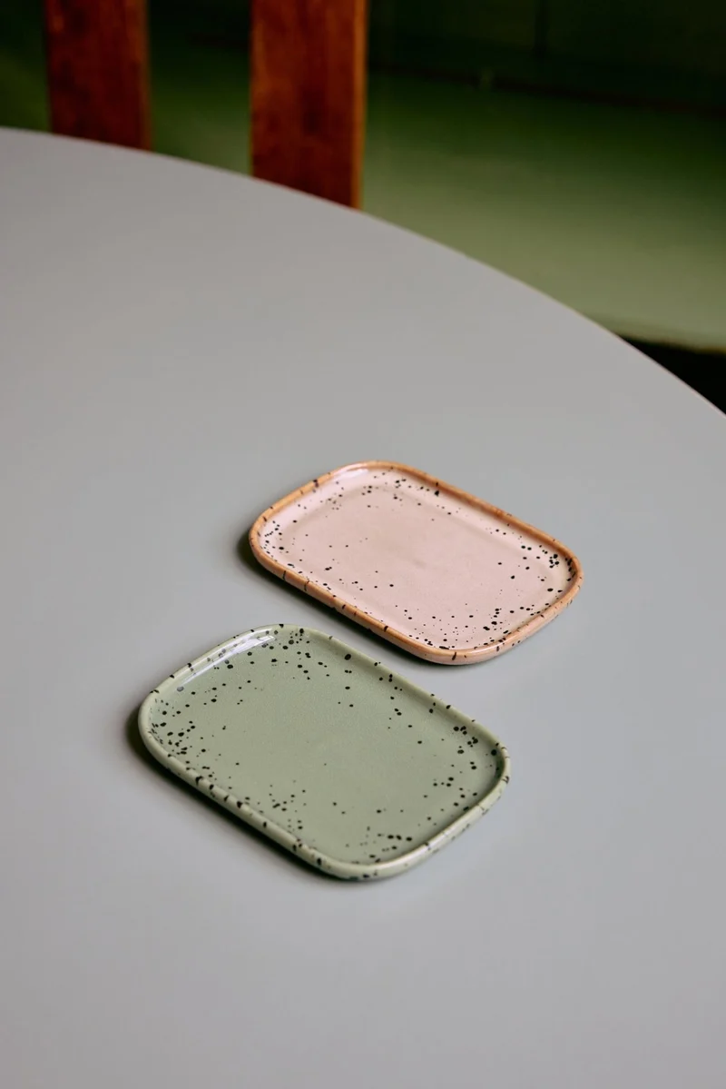 2 plateaux en céramique vert et beige 14,5x10,5x1,3cm 70's ceramics - HKliving