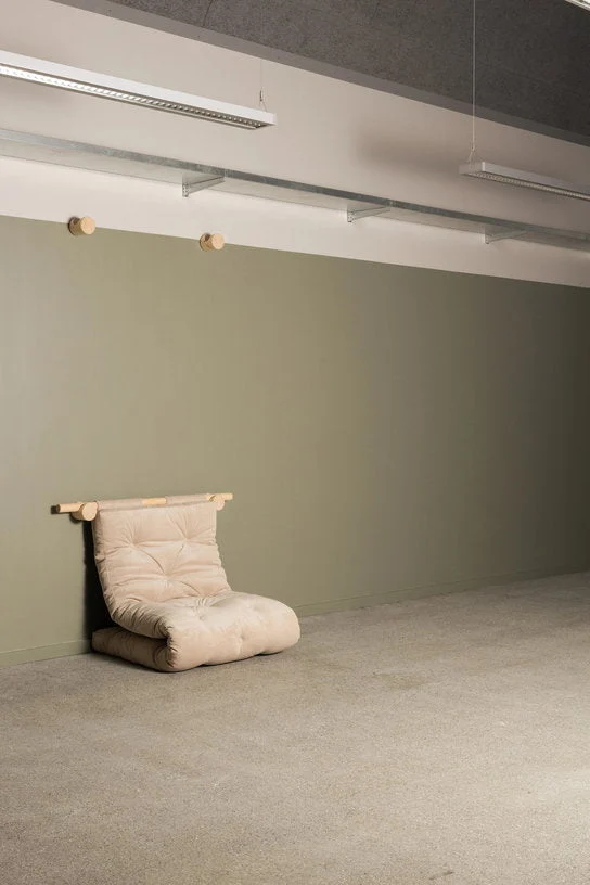 Fauteuil convertible en bois de pin 75x200cm avec matelas beige soft chalk Hooked raw - Karup Design