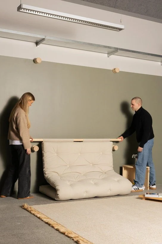 Canapé convertible en bois de pin 135x200cm avec matelas ocre golden ochre Hooked raw - Karup Design