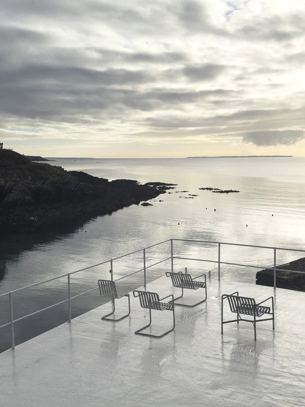Chaise de jardin avec accoudoirs en acier galvanisé 54x65x80cm Palissade - HAY