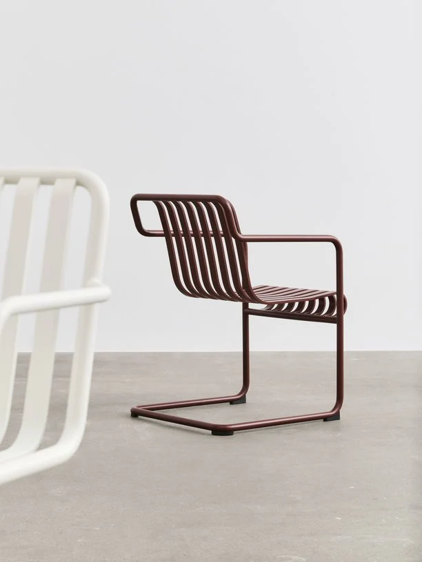 Chaise de jardin avec accoudoirs en acier rouge 54x65x80cm Palissade - HAY