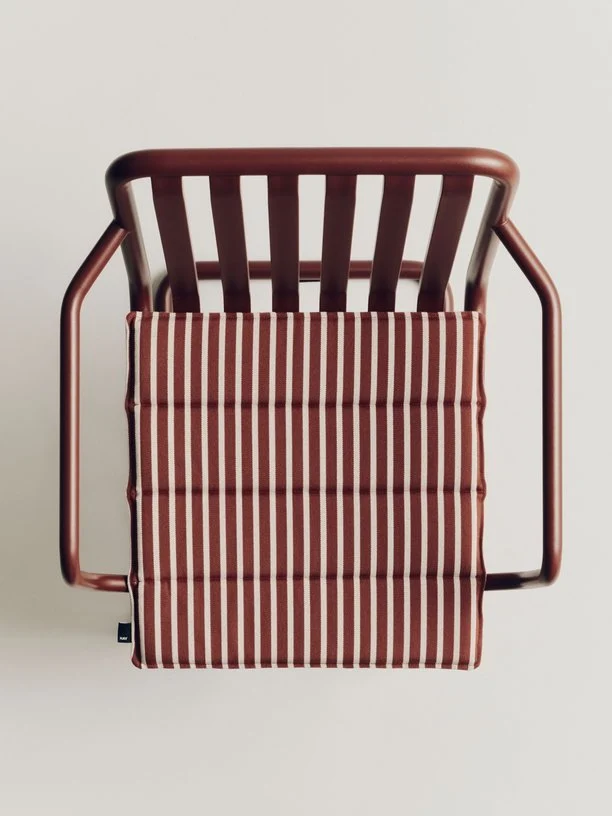 Chaise de jardin avec accoudoirs en acier rouge 54x65x80cm Palissade - HAY