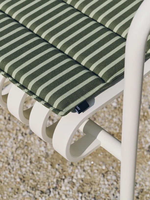 Chaise de jardin avec accoudoirs en acier blanc crème 54x65x80cm Palissade - HAY