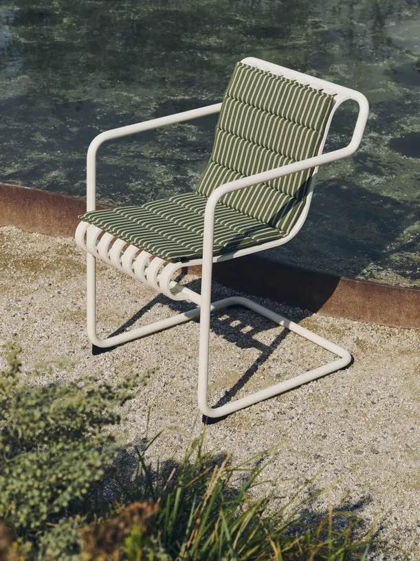 Chaise de jardin avec accoudoirs en acier blanc crème 54x65x80cm Palissade - HAY