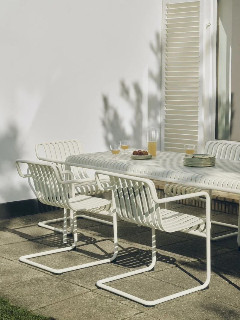 Chaise de jardin avec accoudoirs en acier blanc crème 54x65x80cm Palissade - HAY