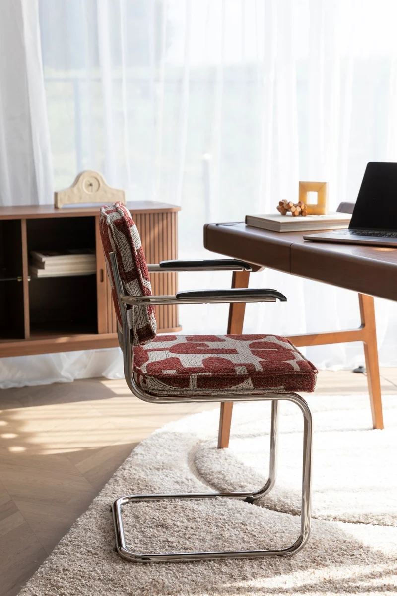 Chaise avec accoudoirs en tissu aux motifs rouge et acier chromé Ridge - Zuiver