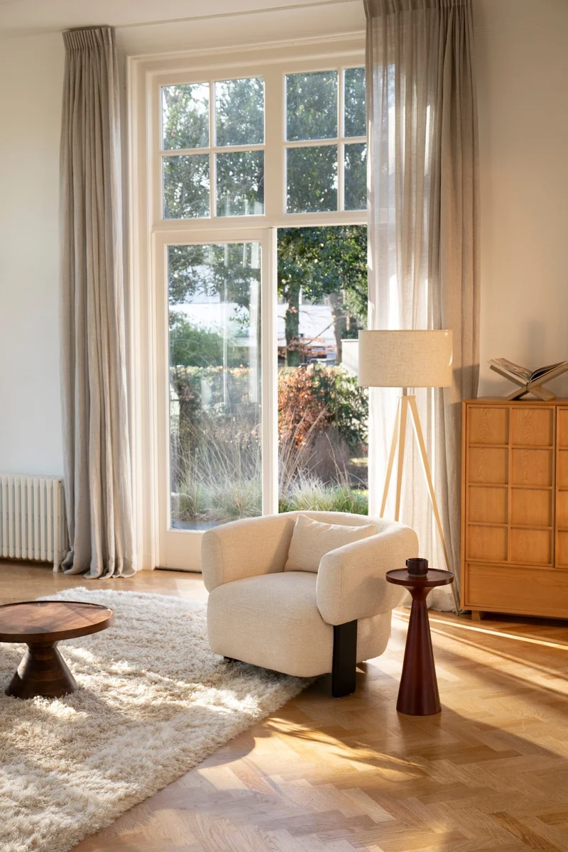 Fauteuil en velours beige et bois marron Neil - Zuiver