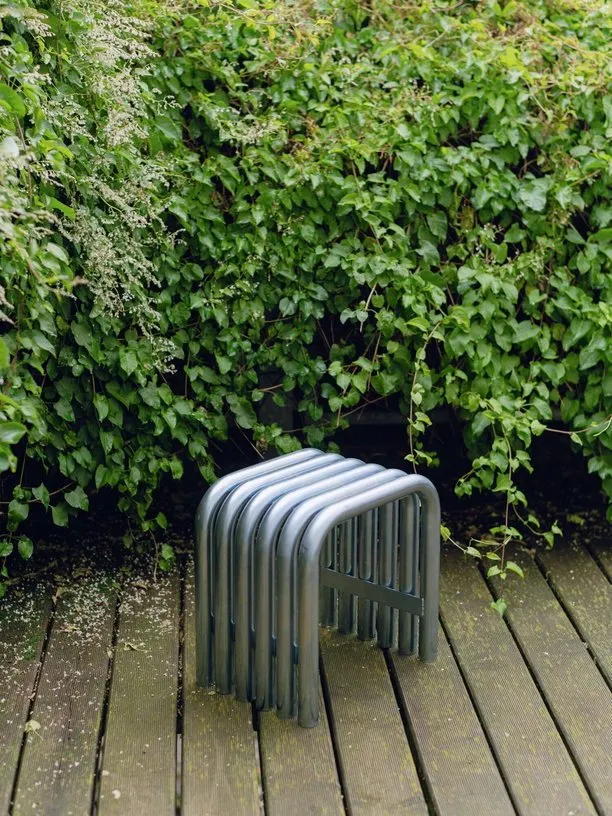 Tabouret en acier galvanisé chromé Nokk - noo.ma