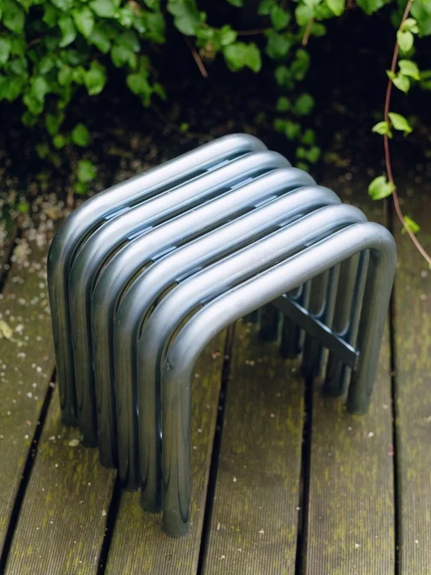 Tabouret en acier galvanisé chromé Nokk - noo.ma