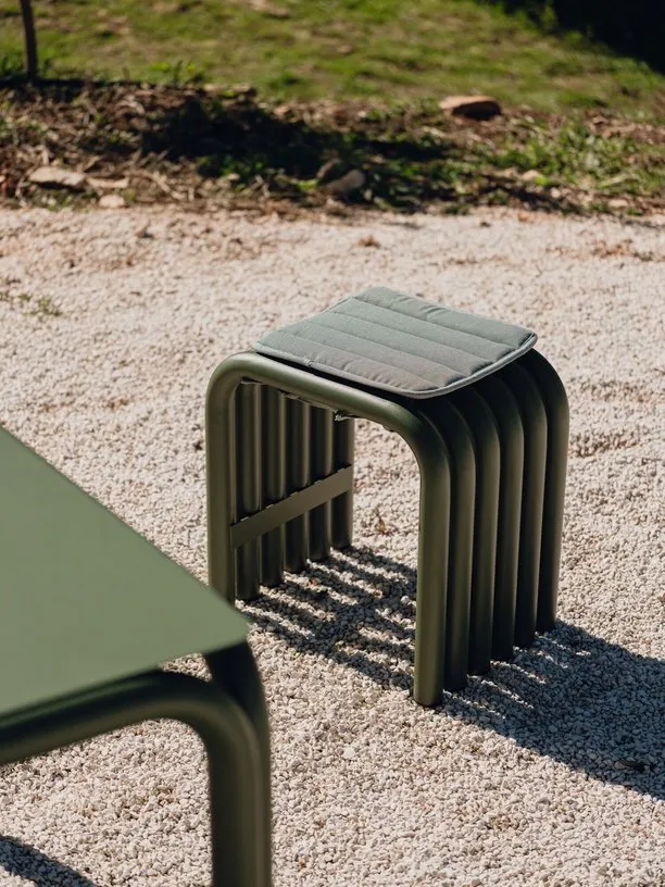 Tabouret en acier vert forêt Nokk - noo.ma