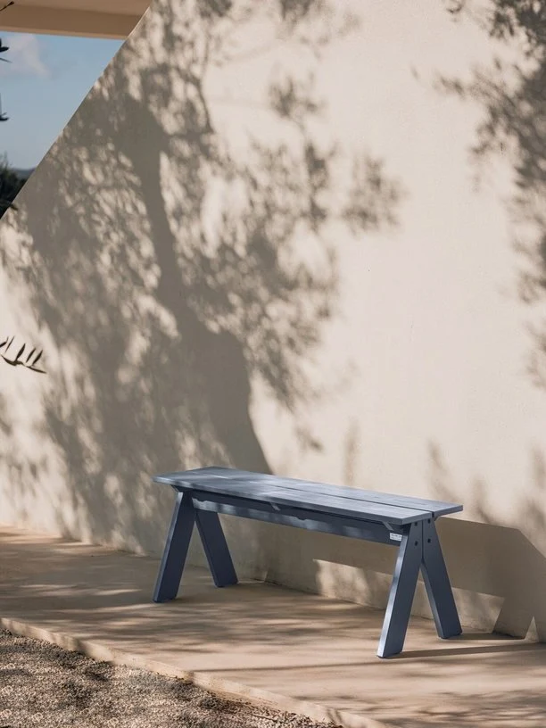Banc de jardin en bois de pin massif bleu givré 120x40x44cm Navo - noo.ma