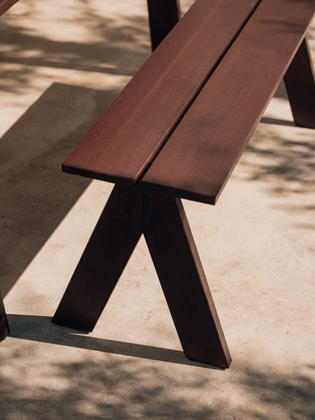 Banc de jardin en bois de pin massif brun cacao 120x40x44cm Navo - noo.ma