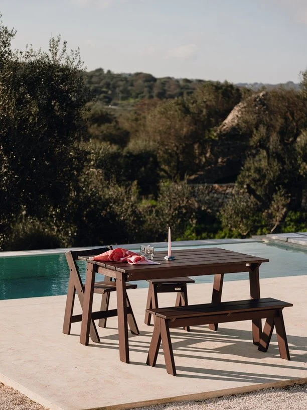 Banc de jardin en bois de pin massif brun cacao 120x40x44cm Navo - noo.ma