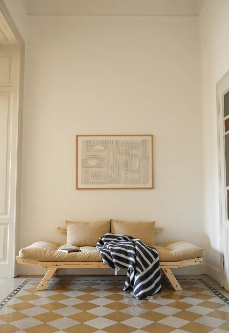 Canapé-lit en pin massif avec accoudoirs et matelas bordeaux 75x200cm Bebop - Karup Design