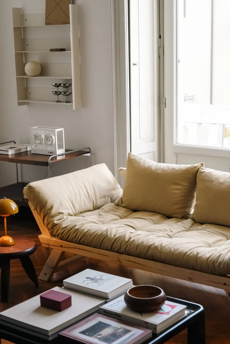 Canapé-lit en pin massif avec accoudoirs et matelas bordeaux 75x200cm Bebop - Karup Design