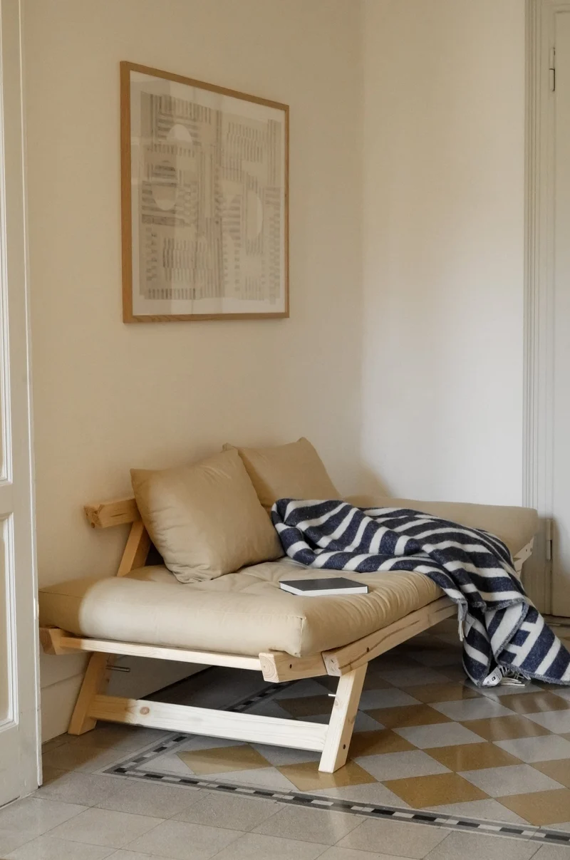 Canapé-lit en pin massif avec accoudoirs et matelas bordeaux 75x200cm Bebop - Karup Design