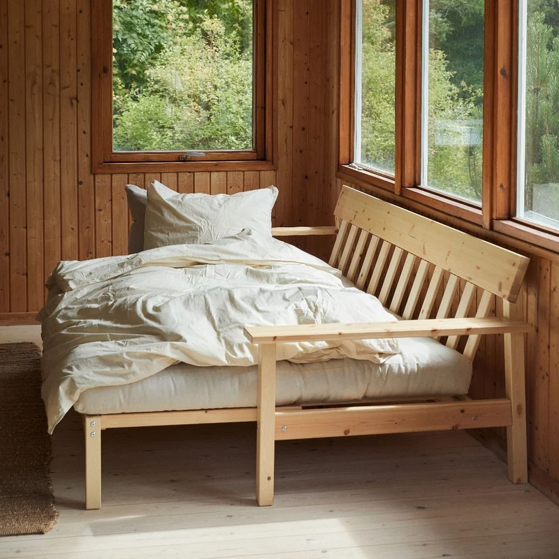 Canapé-lit en pin massif avec accoudoirs et matelas en coton marron 130x190cm Unwind - Karup Design
