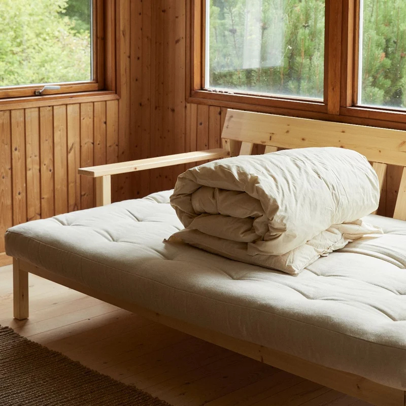 Canapé-lit en pin massif avec accoudoirs et matelas en coton marron 130x190cm Unwind - Karup Design