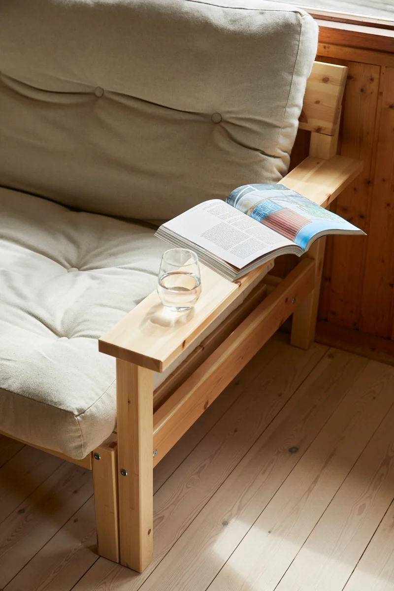 Canapé-lit en pin massif avec accoudoirs et matelas en coton marron 130x190cm Unwind - Karup Design