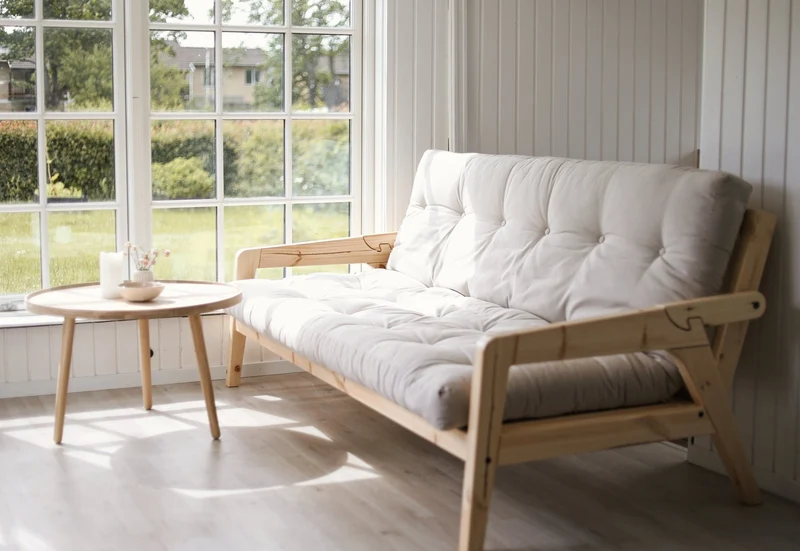 Canapé-lit en pin massif avec accoudoirs et matelas en coton bordeaux 130x190cm Grab - Karup Design