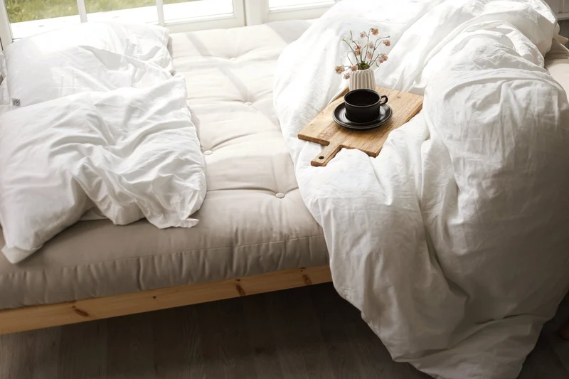 Canapé-lit en pin massif avec accoudoirs et matelas en coton bordeaux 130x190cm Grab - Karup Design