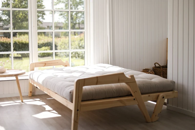 Canapé-lit en pin massif avec accoudoirs et matelas en coton bordeaux 130x190cm Grab - Karup Design