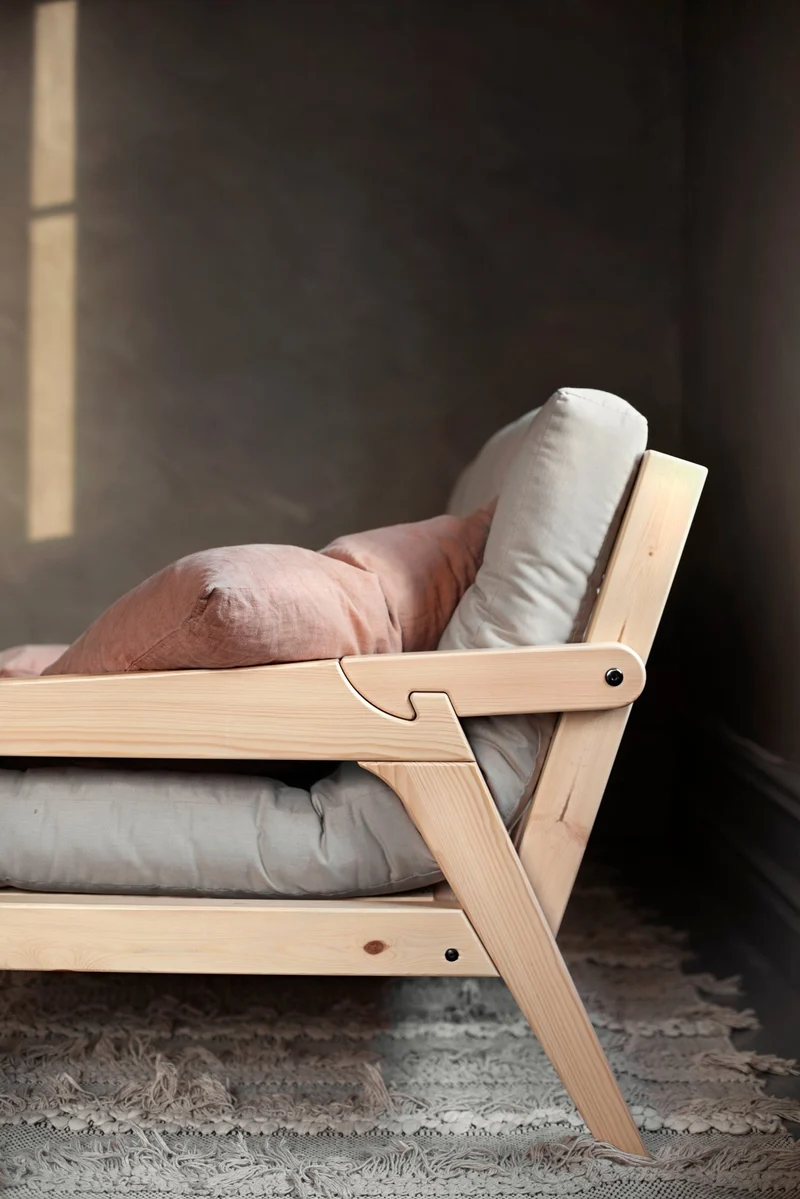 Canapé-lit en pin massif avec accoudoirs et matelas en coton bordeaux 130x190cm Grab - Karup Design