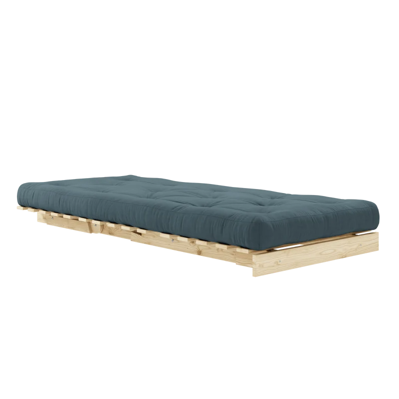 Canapé-lit en pin massif avec matelas bleu pétrole 90x200cm Raw roots - Karup Design